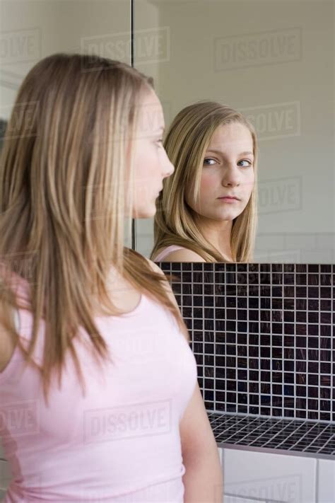 Category : Nude women with their reflection in mirrors